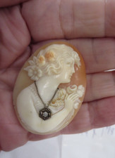 Camafeo Shell Manos en Flor y Diamante y Cadena 1 3/4 por 1 3/8