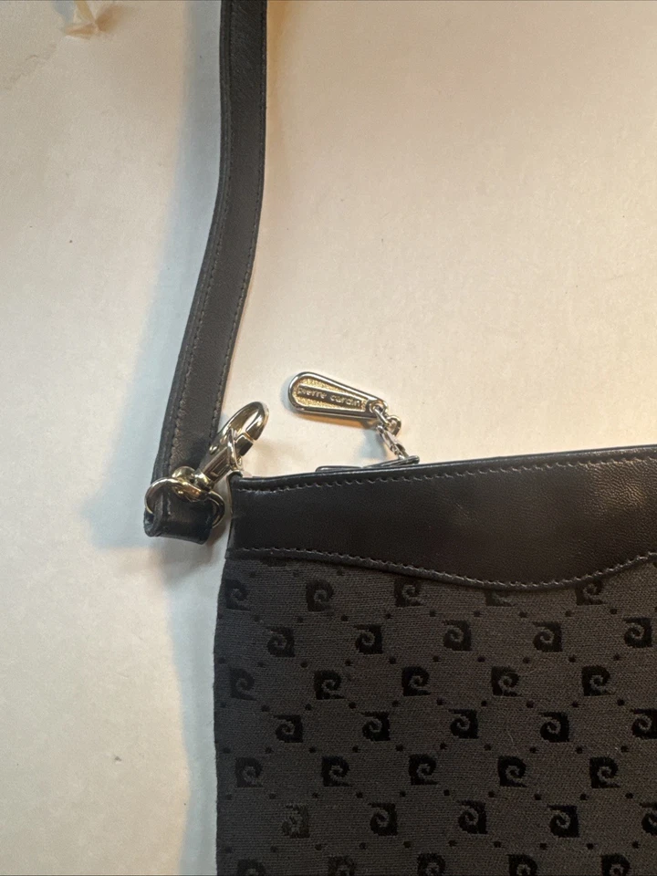 Bolsa de ombro Pierre Cardin vintage preta de lona e couro com detalhes em prata - Imagem 4 de 4
