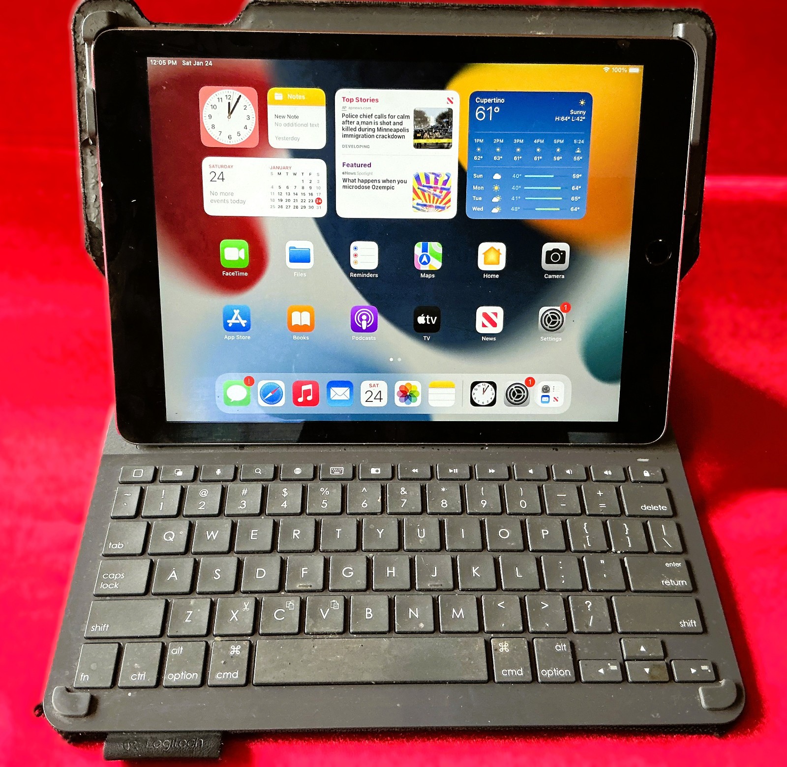 Apple iPad Air 2 A1566 64GB WiFi Silver Buindled With Logitech Keyboard/Case