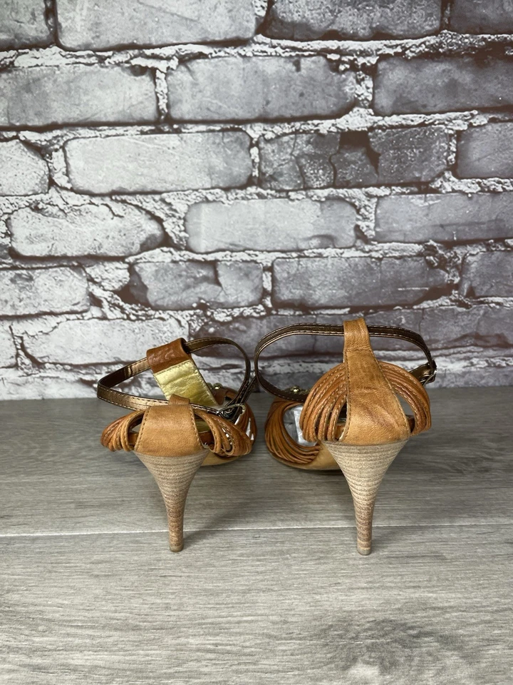 Tacones de aguja Just Cavalli de cuero marrón con tachuelas y correa en el tobillo para mujer 6,5 Foto 4 de 4