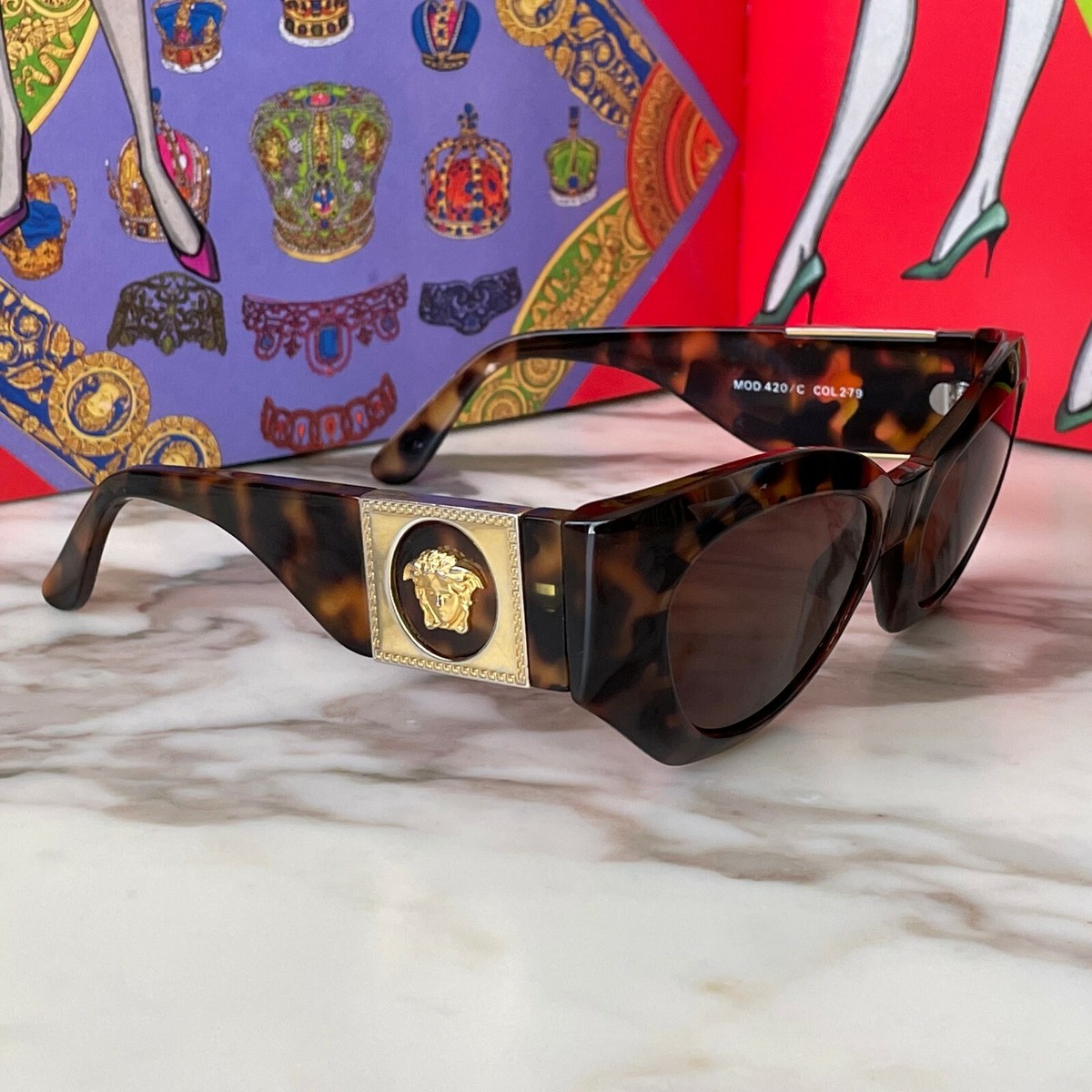 GIANNI VERSACE ヴィンテージ サングラス ゴールド グレカ柄 Italian Vintage Cat Eye Gianni Versace S99 Sunglasses Gold