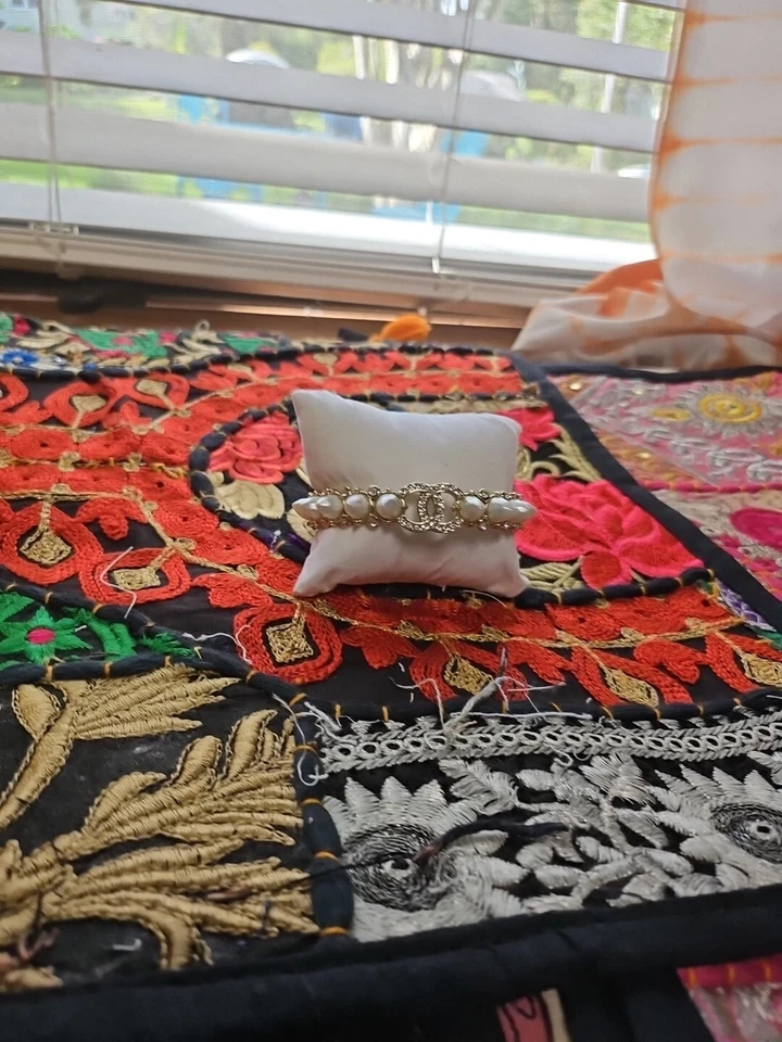 Brazalete brazalete de diseñador de perlas y diamantes de imitación con púas Foto 2 de 4