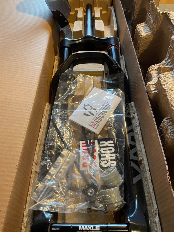 NEW RockShox Yari RC 27.5 150mm Boost 15x110 DebonAir 265mm Steerer Fork