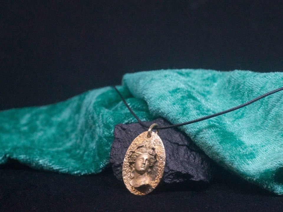 Colgante de bronce de Baco, dije de Antinoo, dije de Dioniso, dios del teatro y la fertilidad Foto 3 de 4