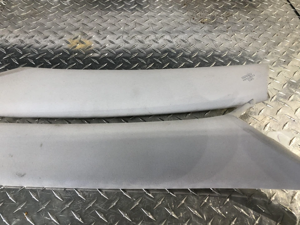 07-17 Juego de molduras de pilar Lexus LS460 A derecha derecha probado por fabricante original Foto 3 de 4