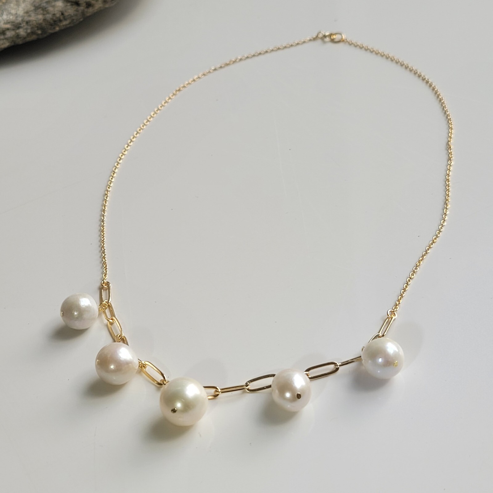 Collier perles de culture d'eau douce blanches baroques et chaîne maille fine en gold filled