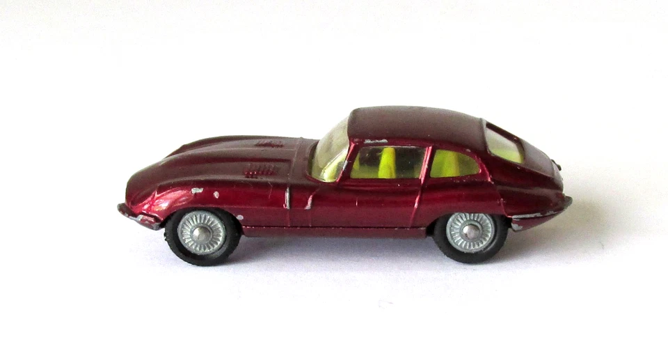 Base metálica vintage Husky #21 Jaguar E tipo 2+2 1969 Foto 4 de 4