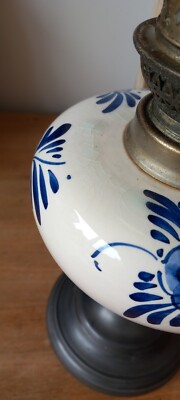 Lampe à Huile Traditionnelle En Faïence Blanche, Fleurs Bleues, Pieds En étain, Vintage