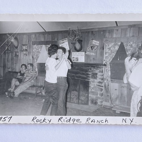 Fotografía instantánea vintage en blanco y negro fiesta de baile de los años 50 Rocky Ridge Ranch NY - Imagen 3 de 12