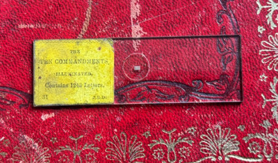 Antiker Mikroskop Objektträger. J.B.D Mikrofotografie Nr. 31 .  ''Die Zehn Gebote''