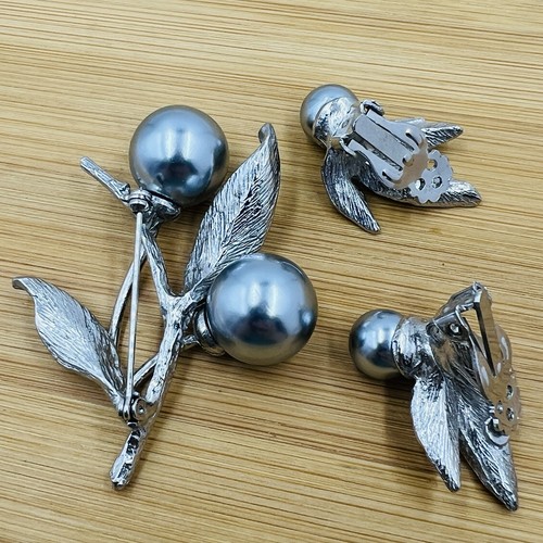 Cherry And Leaves Brooch And Clip On Earrings Silver Tone Vintage Classic - Picture 4 of 4