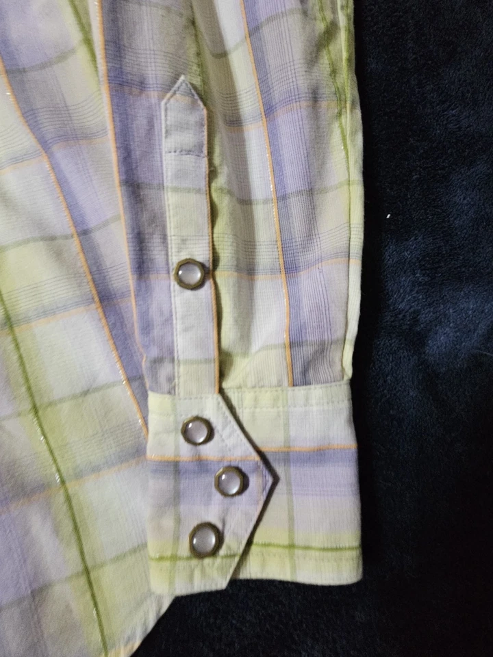 Camisa feminina Ariat com botões. Cores pastel. Tamanho pequeno. Botão de pressão - Imagem 3 de 4