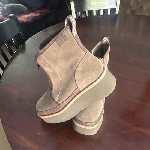 UGG Women’s Classic Mini Brown Suede Ankle Bootie Platform Front Zip Sz 7