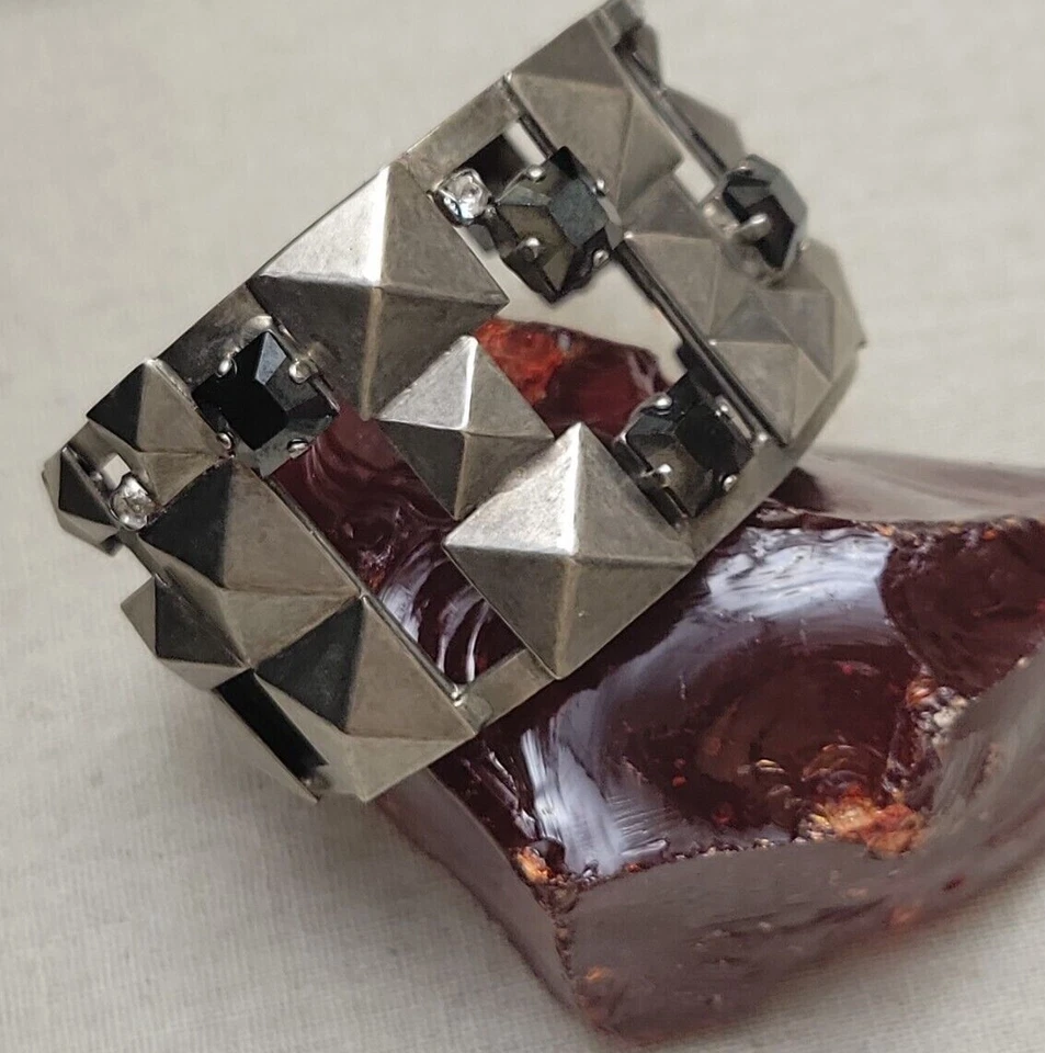 Brazalete Sorrelli Gun Metal Negro y Transparente Estrás Diseño de Tachuelas Y2K Foto 2 de 4