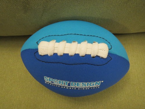 Fútbol de peluche de diseño deportivo, 6,5 x 4 pulgadas, 2,5 onzas, NUEVO sin usar, sin etiquetas - Imagen 8 de 11