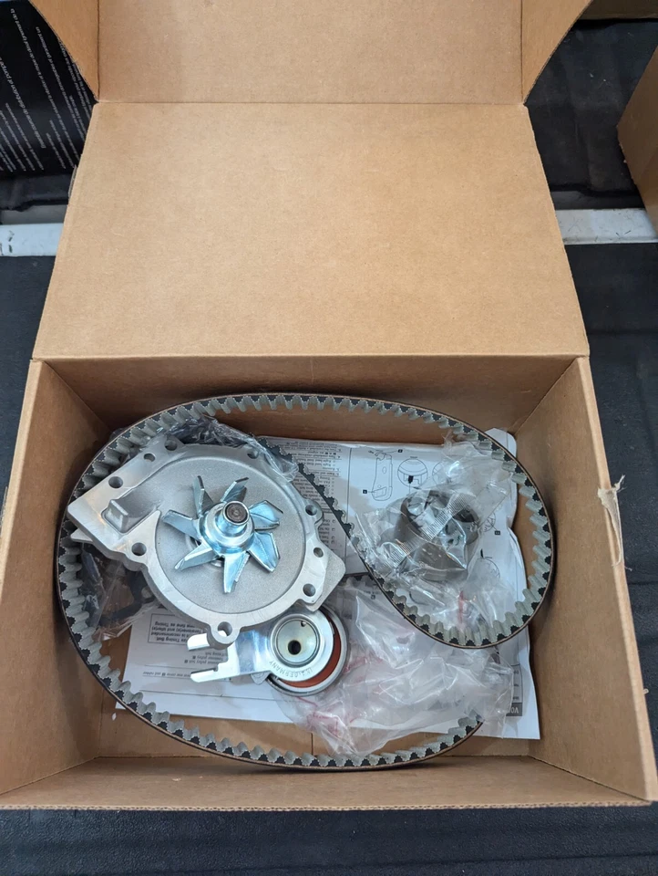 Kit de correa de distribución de motor Dayco WP319K1A con bomba de agua para 00-02 Volvo S80 Foto 3 de 3