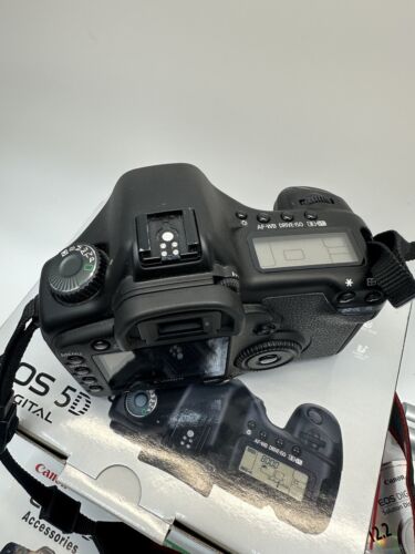 Canon EOS 5D 12.8 MP Digital SLR Camera in Box From Japan W/Canon Flash 300 - Picture 4 of 13