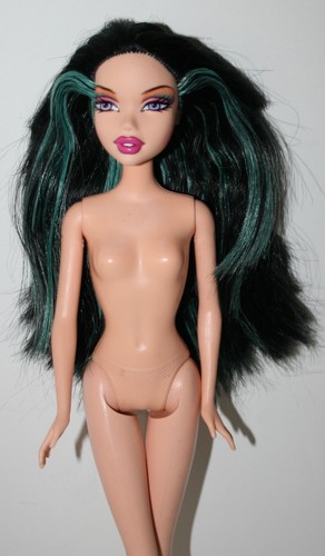 Mattel My Scene Barbie Doll ROLLER GIRL NOLEE Blue Streaked Hair Pierced Ears - Picture 9 of 17