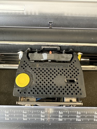 Máquina de escribir eléctrica portátil Olivetti PRAXIS 35 de colección - con estuche - probada funciona - Imagen 7 de 23
