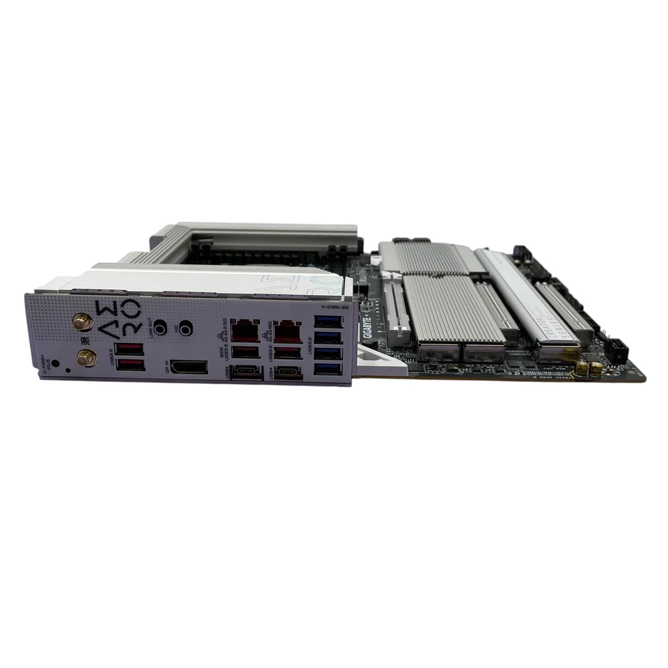 Placa madre Gigabyte TRX50 AERO D DDR5 RDIMM AMD Socket sTR5 e-ATX blanca Foto 3 de 4