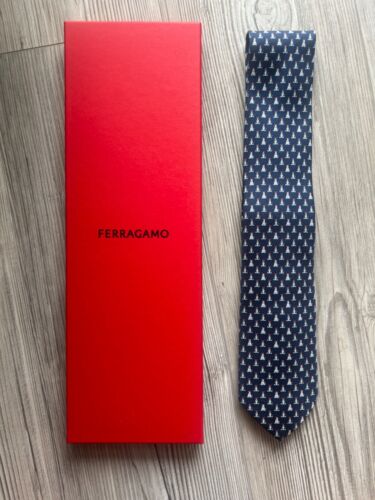 Nuovo - Cravatta di seta modellata Ferragamo uomo stampa cane navy - in scatola - Foto 1 di 5
