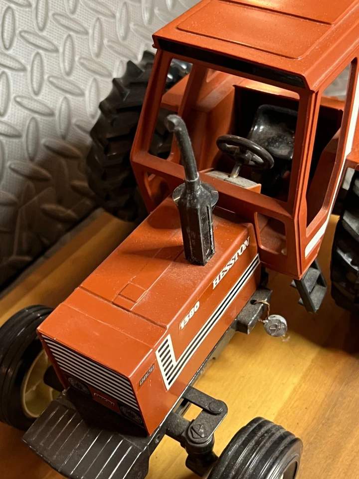 Tractor modelo conmemorativo Hesston Fiat modelo 1380, con llavero y sombrero Foto 3 de 4