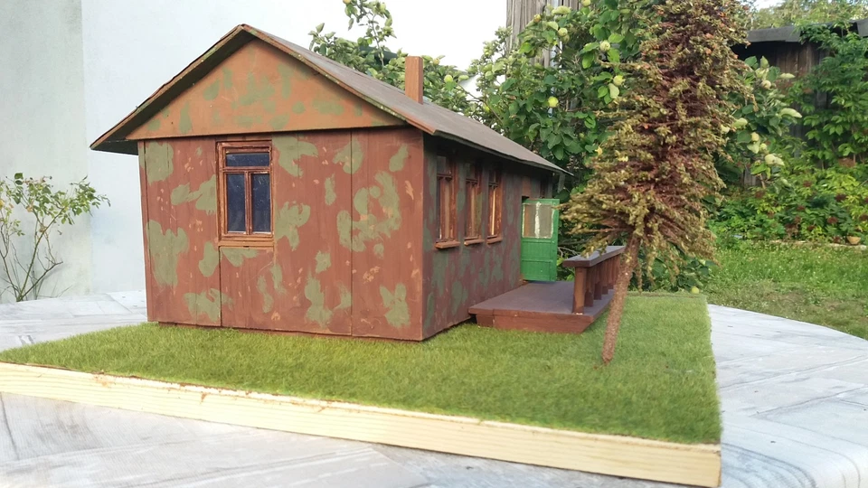 Modellhaus - UNIKAT - Eigenbau - Maßstab ca. 1:32, Grundplatte B=42 cm, L=60 cm - Bild 3 von 4