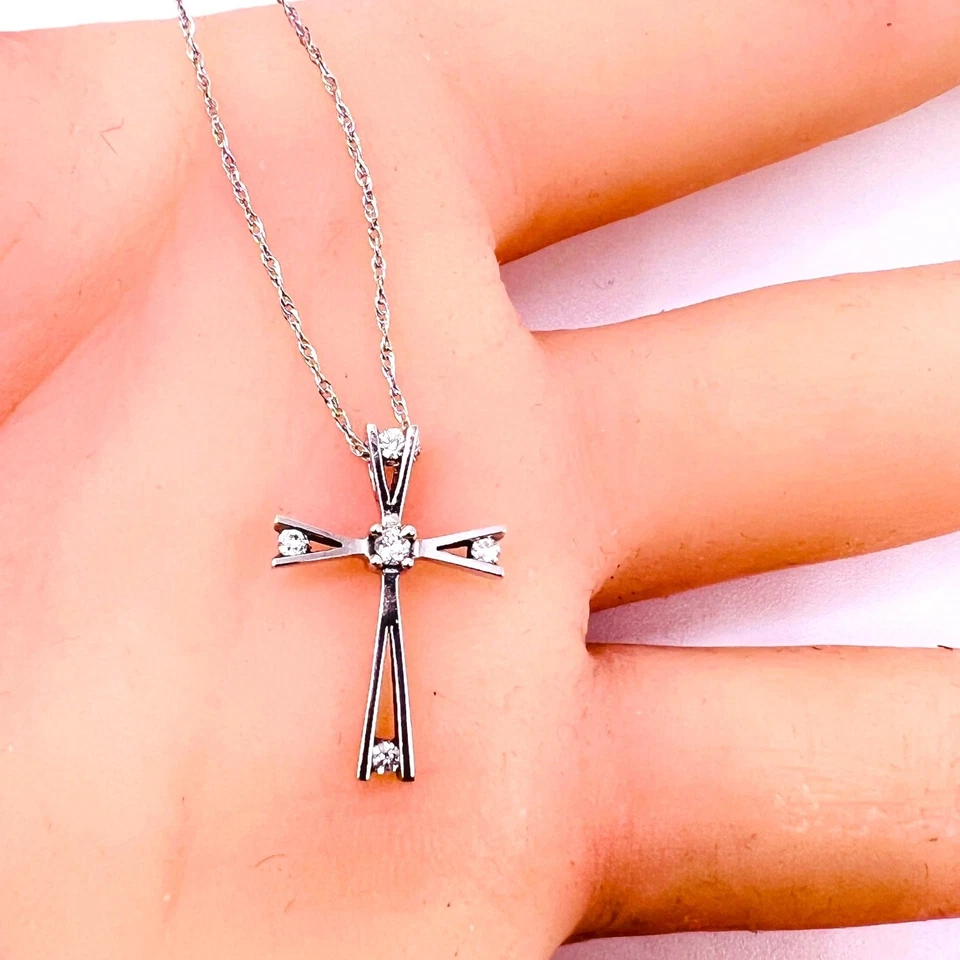 Collar colgante cruz diamante natural oro blanco 10k Foto 3 de 4