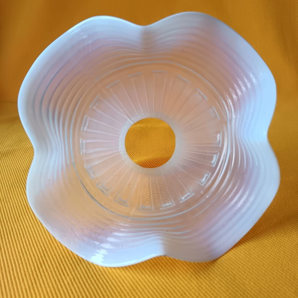 ANCIENNE TULIPE EN VERRE OPALESCENT A BORDS PLISSES - Photo 2/4