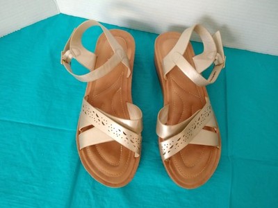 Annie Comfort Pale Gold Sandals Wedge Shoes 8.5W A Carlene