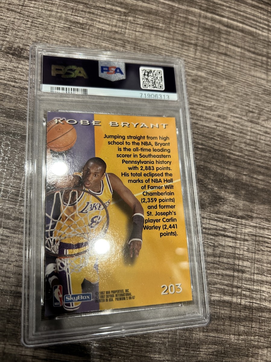 その他 KOBE BRYANT 1996 SKYBOX PREMIUM RC PSA 7 Kobe Bryant 1996-97 Skybox Premium New Editions Rookie RC #3