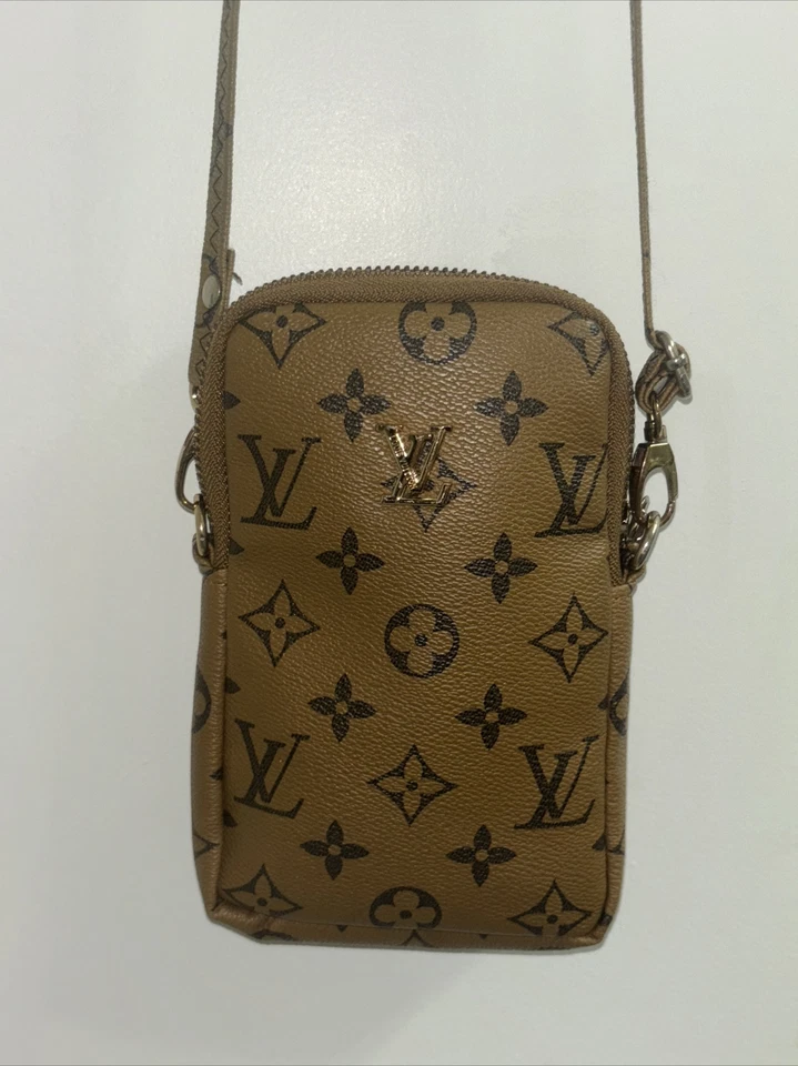 Bolso de Hombro Louis Vuitton Pochette Monograma Reverso Foto 2 de 4