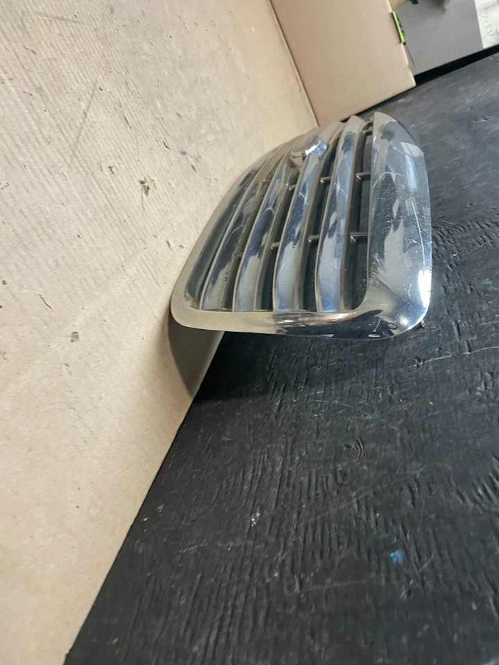 Хромированная передняя верхняя решетка радиатора для Ford Crown Victoria 2003–2011 годов выпуска J7078 DG - Изображение 2 из 4