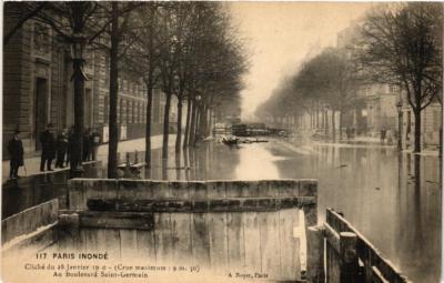 CPA PARIS INONDE 117 AU Boulevard St-GERMAIN (561809)