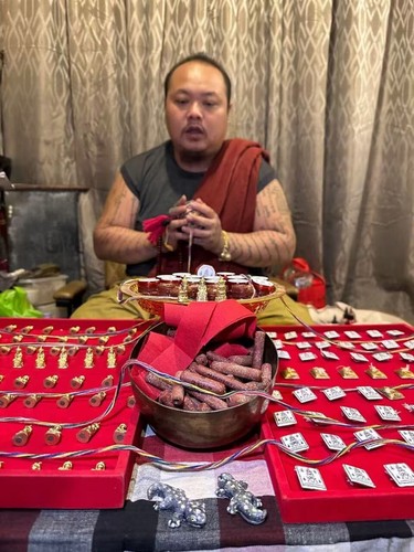 Phaya Ngang Red Eyes Maha Montra AJ Phromarit Love Charm Wealth Thai Amulet - Picture 5 of 5