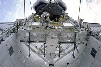 ENDEAVOUR CREW ASSEMBLING ASEM STRUCTURE IN PAYLOAD BAY MAY 1992 4X6 PHOTO