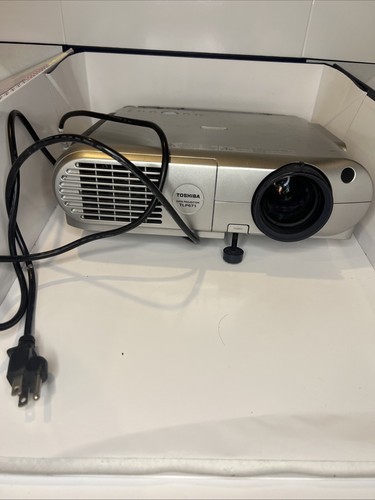 Toshiba TLP-671 LCD Projector - 第 7/7 張圖片
