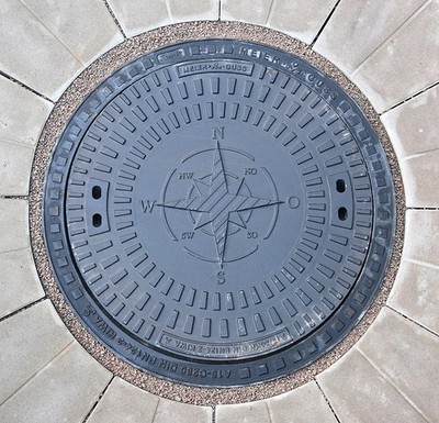 Gully Kanaldeckel Schachtdeckel Klasse A15.50, Motiv Windrose (Kompaßnadel)