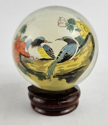 Asiatischer umgekehrter handbemalter Kristallglas Briefbeschwerer Vogel & Blumen Design. Vintage