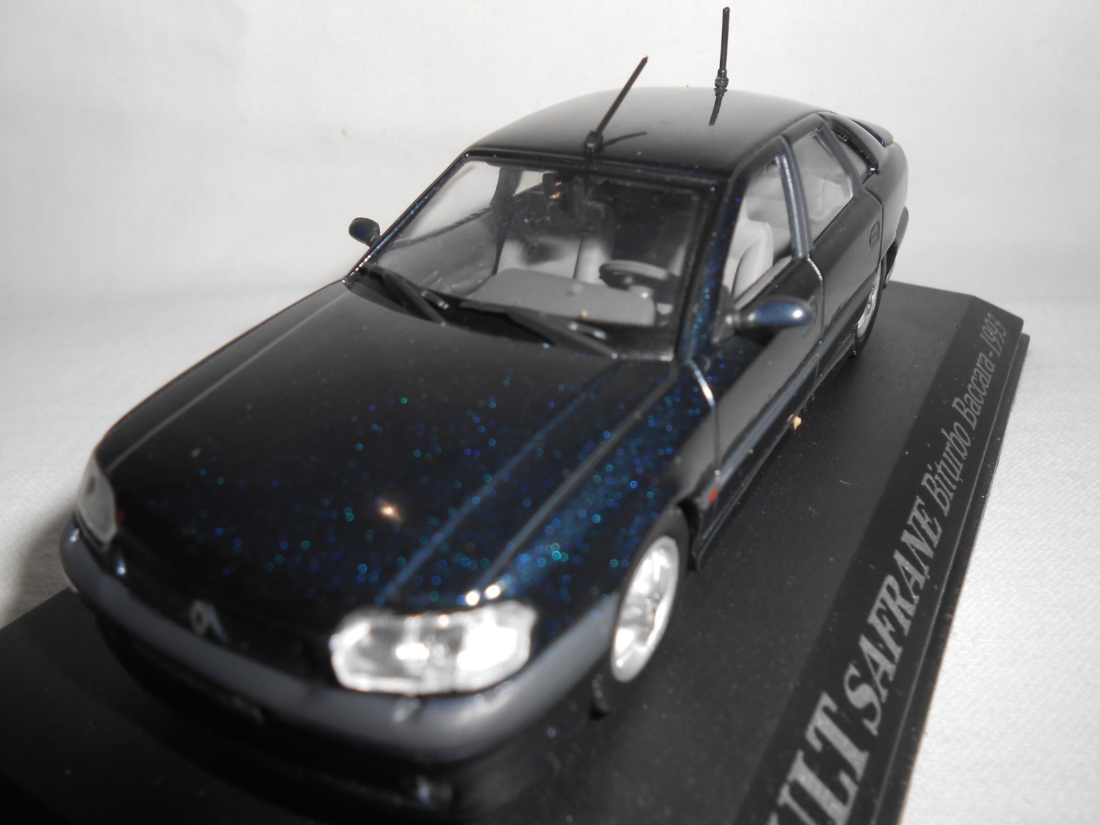 Renault Safrane Biturbo Baccara 1/43 de 1993 - Modèle réduit de prestige aux finitions haute fidélité