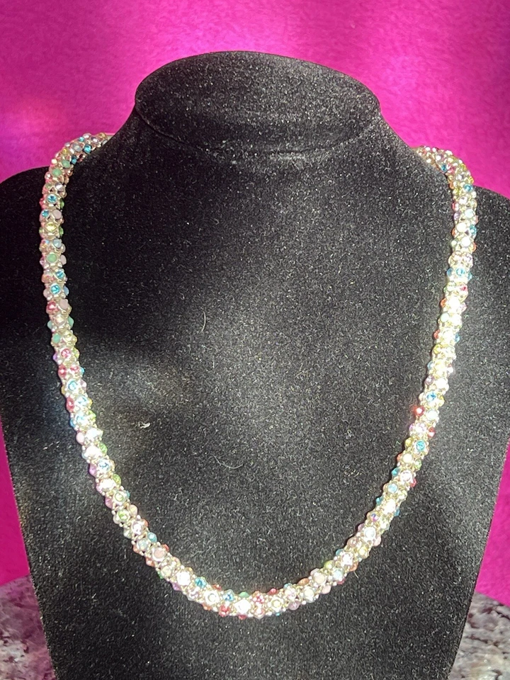 Collar Cuerda Swarovski (Firmado) Multicolor (Colores Pastel) Cristales Tono Plata Foto 3 de 4