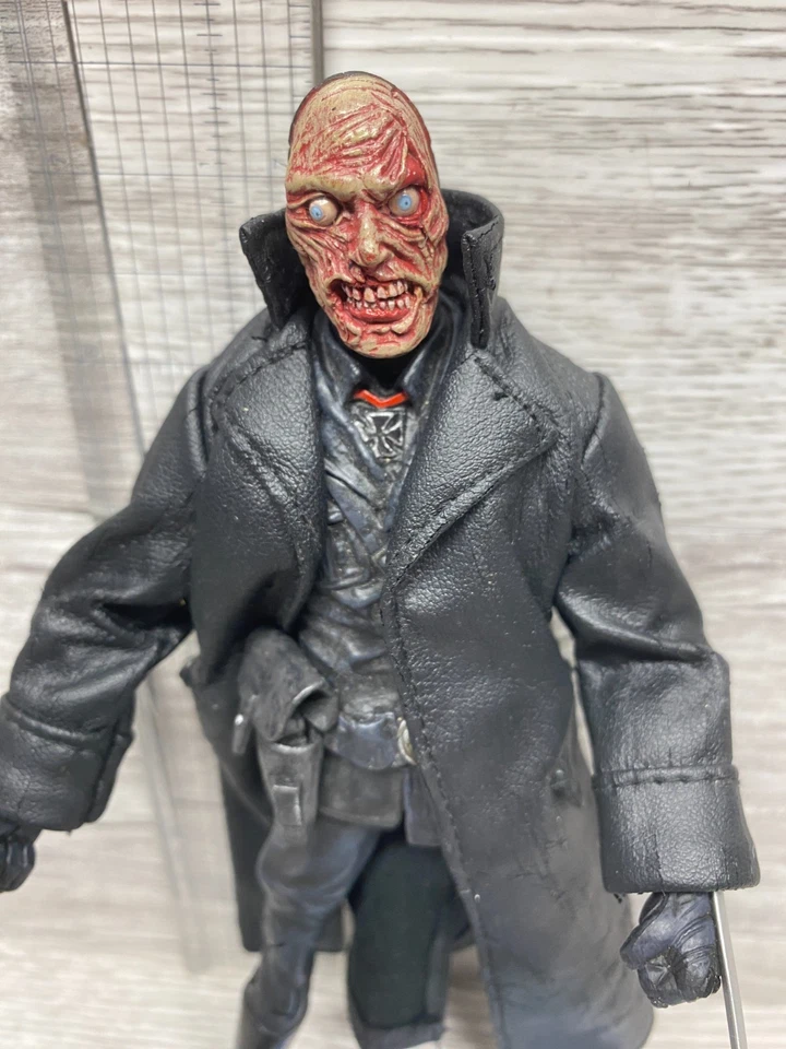 Figura de acción Mezco Hellboy Serie 1.5 Oficial Kroenen 7" 2004 desenmascarado uso raro Foto 2 de 3