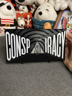 Jeffree Star x Shane Dawson Conspiracy Eyeshadow Palette Light Use