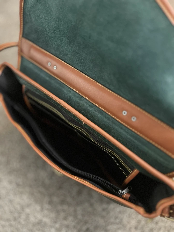 Sillín de cuero vintage Dooney & Bourke para todo tipo de clima tostado Essex en verde hiedra Foto 3 de 4