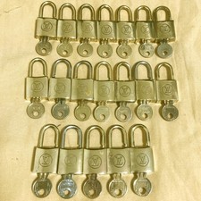 LOUIS VUITTON LV 19 SET PADLOCK KEY CHARM CADENA GOLD-PLATED FRANCE 69PDA319