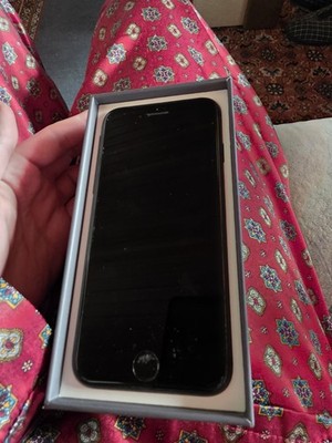 Apple iPhone 8 128GB defekt + Original Box + Netzteil + Zubehör