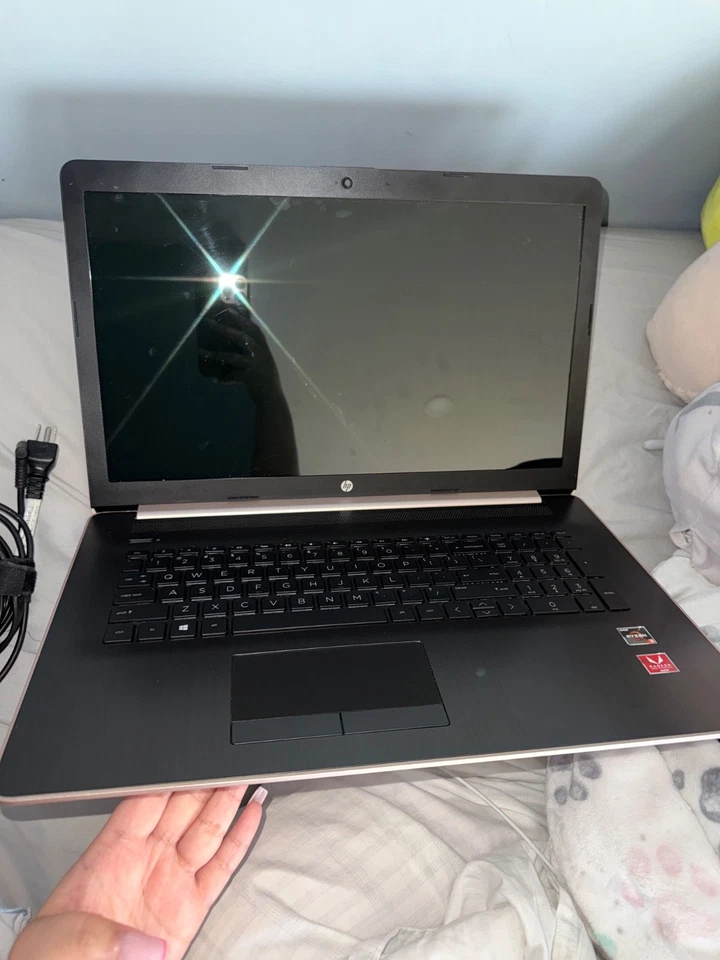 HP 17-by1955cl 17.3 inch (256GB, Intel Core i5 8th Gen., 1.6GHz, 8GB)... - Image 2 of 3