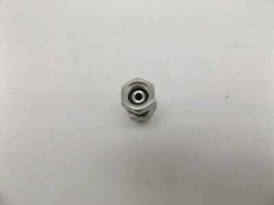 Adattatore Girevole 1/8 NPT Maschio X 1/8 NPT Femmina – JLG / Trak 8540030 – Surplus Militare Nuovo