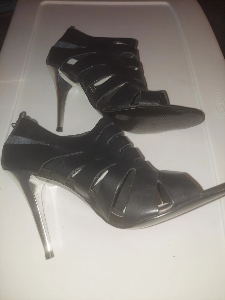 Sandalias de tacón de aguja Cathy Jean de cuero negro cromado 8,5-9 Foto 2 de 4