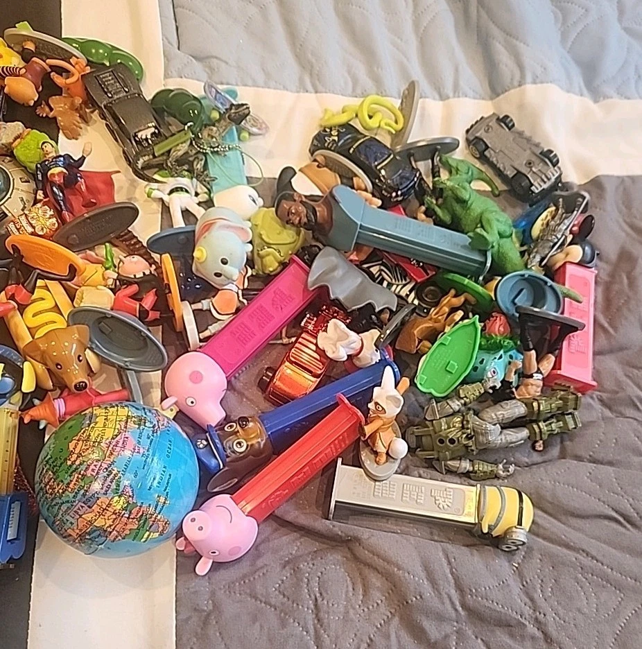 Lote aleatorio de juguetes para niños coches, figuras de acción, juguetes de lucha y dispensadores Pez Foto 3 de 3